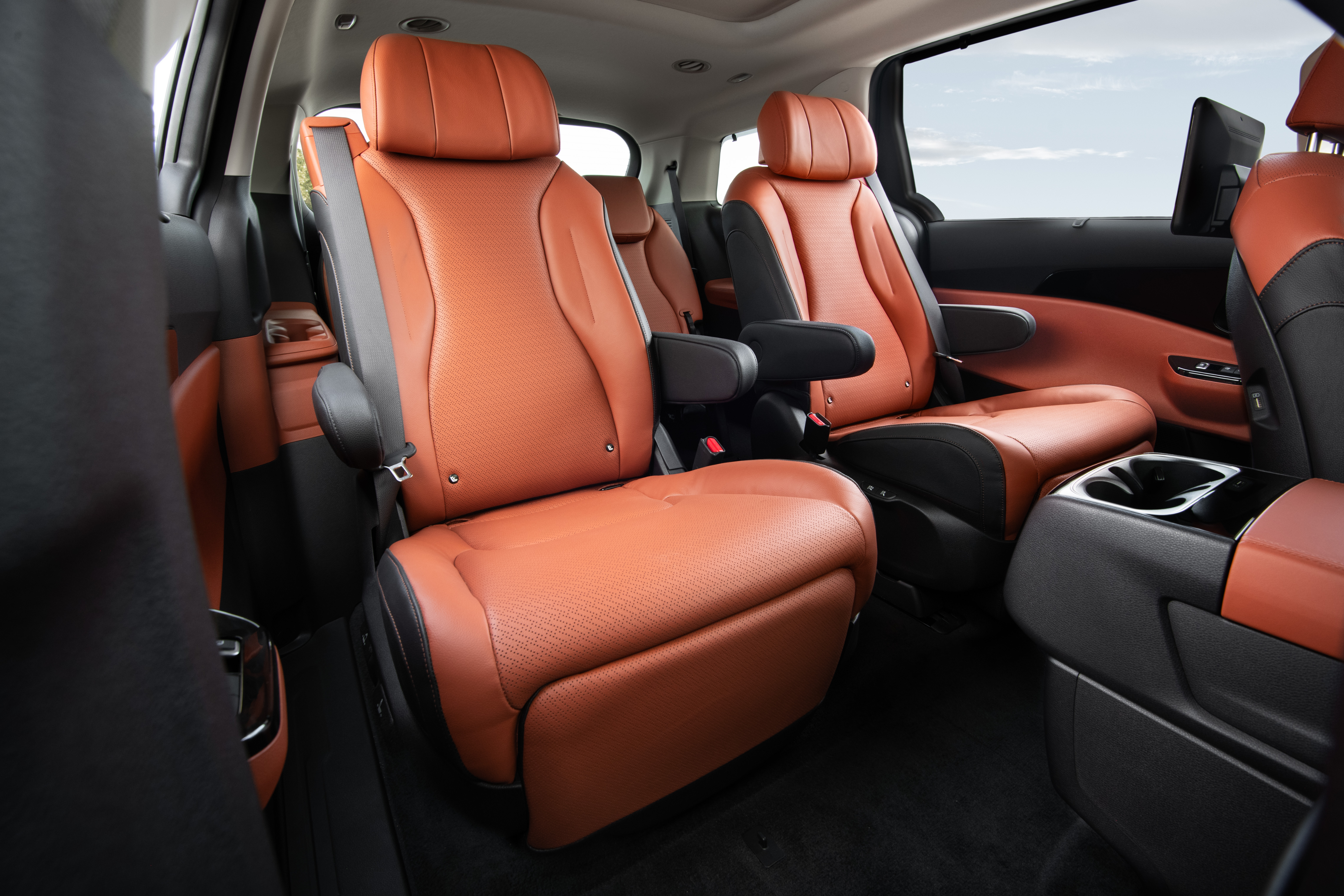 PHIÊN BẢN 7 GHẾ - NỘI THẤT TONE MÀU ĐỎ