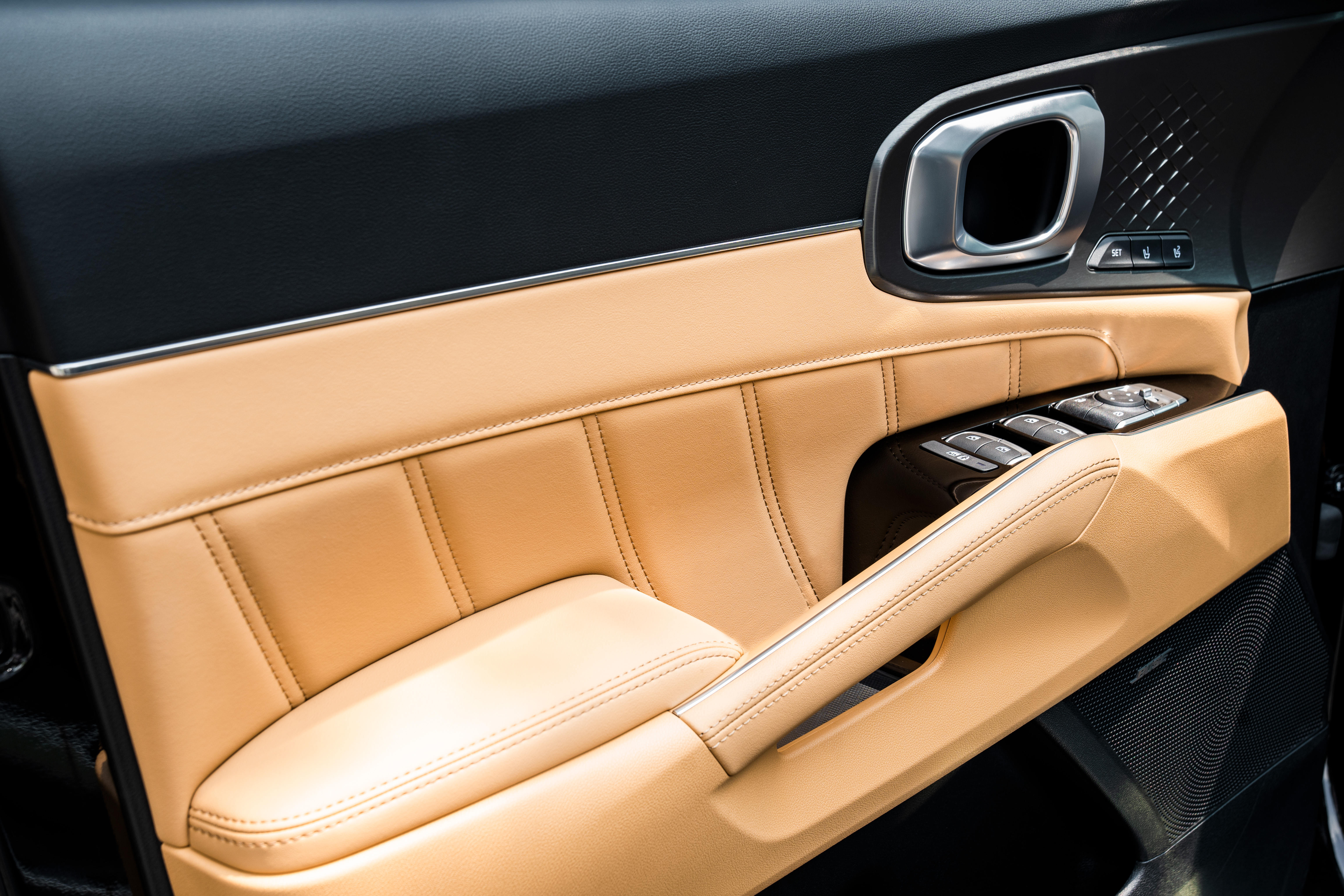 Tay nắm cửa ốp Chrome họa tiết 3D kết hợp nội thất Nâu đẳng cấp mới